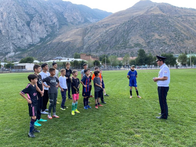 Юные футболисты Кабардино-Балкарии вместе с автоинспекторами подробно разобрали безопасный маршрут до спортивной секции