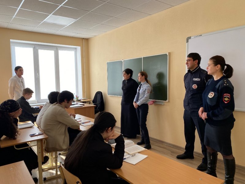 Сотрудники полиции и общественники Кабардино-Балкарии провели спецлекции по ПДД для будущих водителей
